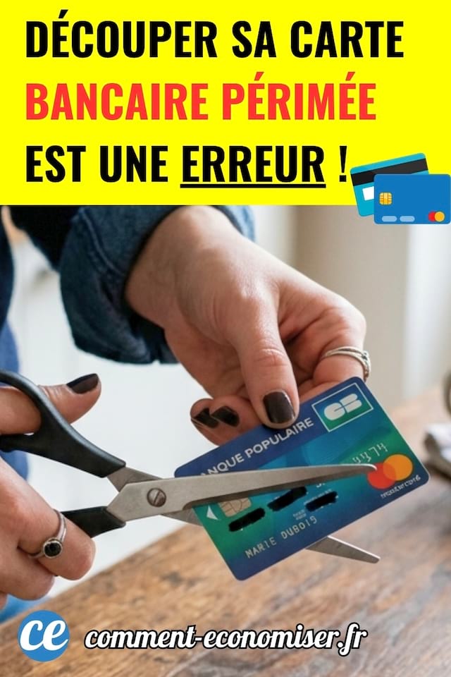 une personne qui découpe sa carte bancaire au ciseau
