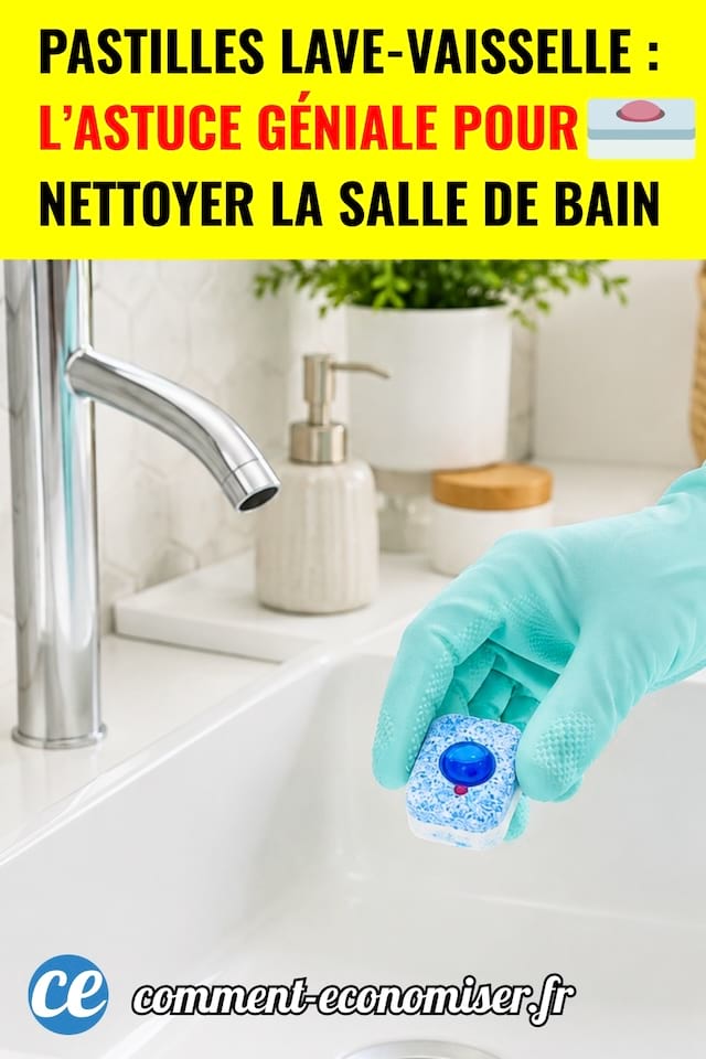 Une personne tenant une pastille de lave vaisselle pour nettoyer une salle de bain