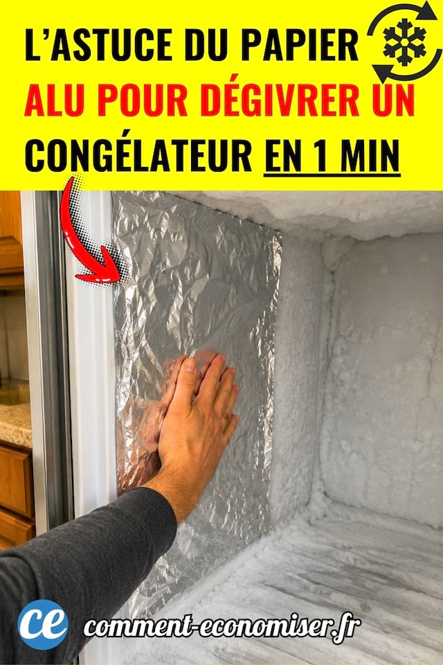 Une personne tenant du papier aluminium sur une paroi de congélateur