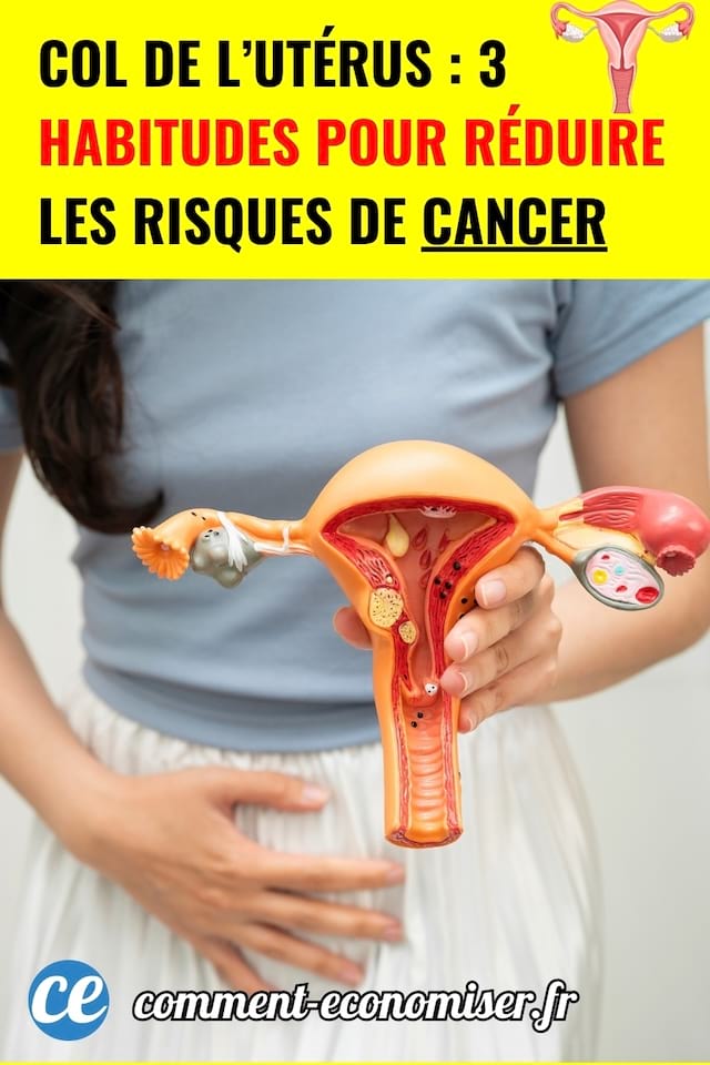 Une femme qui montre une maquette d'un col de l'ut&eacute;rus
