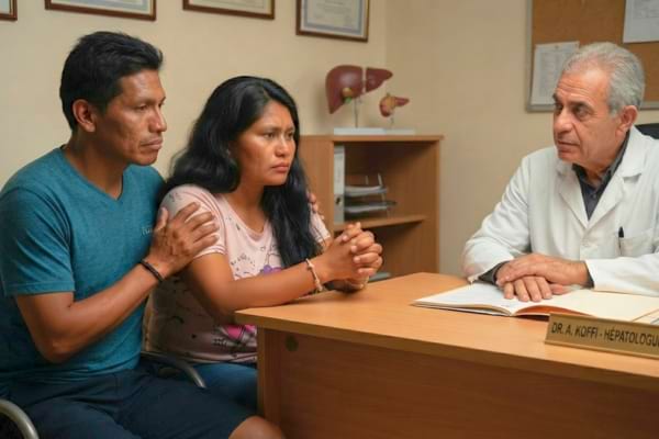Un couple devant un médecin, l'air soucieux