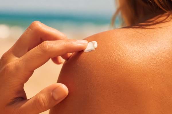 une noix de crème solaire sur la peau