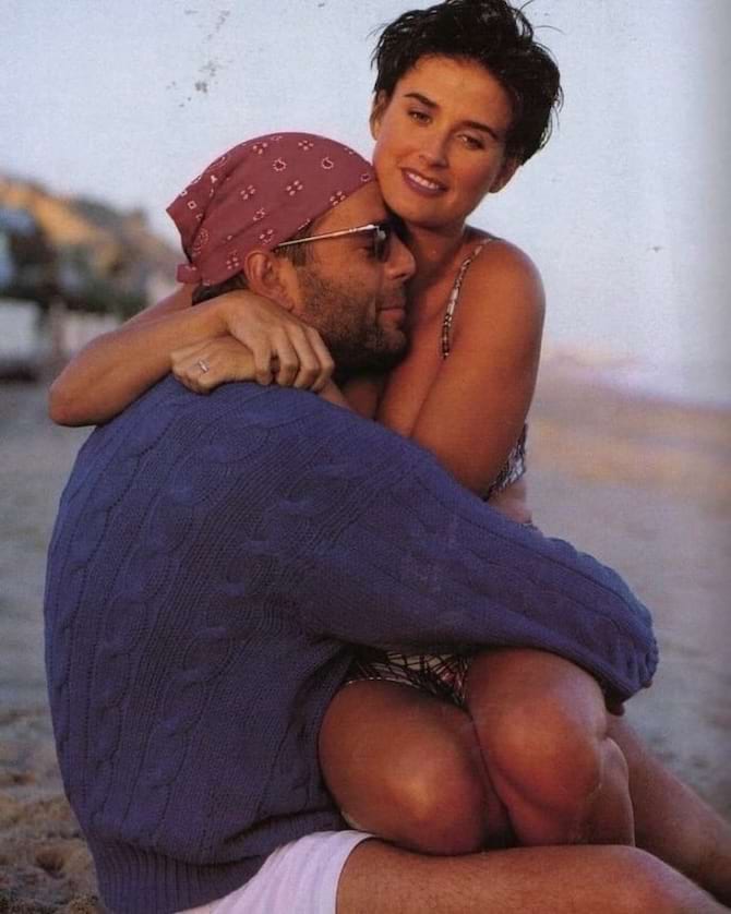 Portrait de Bruce Willis et de Demi Moore jeunes sur la plage