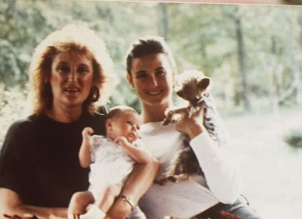 Portrait  de Demi Moore jeune avec un chien, un b&eacute;b&eacute; et une femme plus &acirc;g&eacute;e