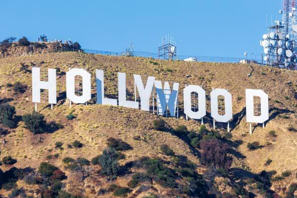 colline aride  d'Hollywood avec le lettrage Hollywood