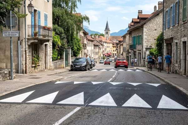 ralentisseur dans un village avec dents de dragon