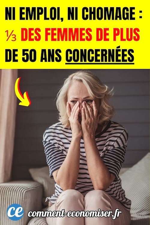 une femme blonde de plus de 50 ans préoccupée et triste assise sur un canapé