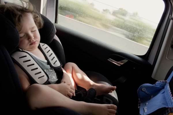 Un enfant dans un bébé siège dans une voiture