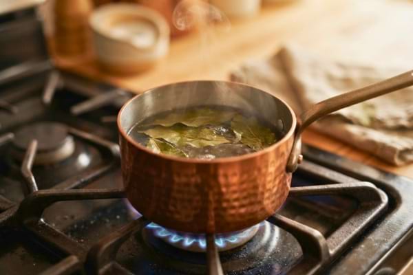L'eau fr&eacute;mit doucement et l'on aper&ccedil;oit des feuilles de laurier infusant &agrave; l'int&eacute;rieur