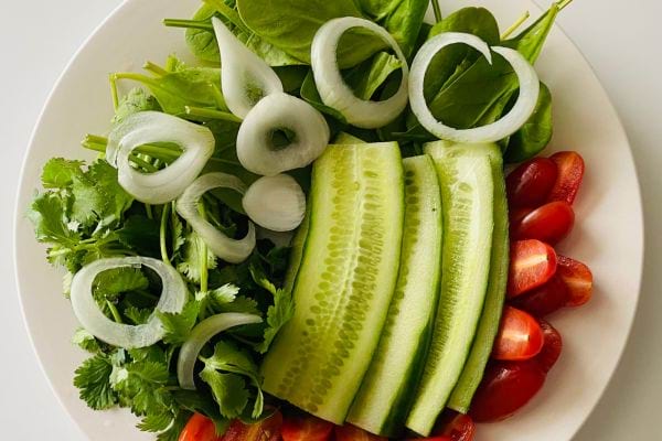 salade de concombre, tomate avec des oignons crus