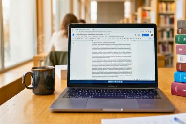 un écran d'ordinateur affichant une interface de traitement de texte dans un navigateur web