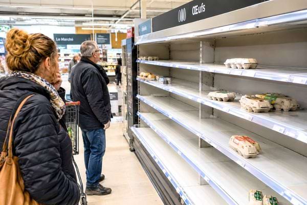 p&eacute;nurie d'oeufs dans les rayons d'un supermarch&eacute; clients inquiets