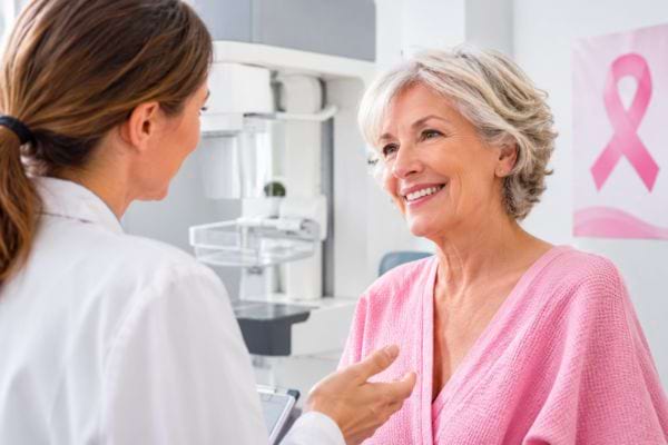 femme d'environ 50 ans pendant un dépistage du cancer du sein