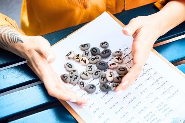 femme qui tire des chiffres numérologie