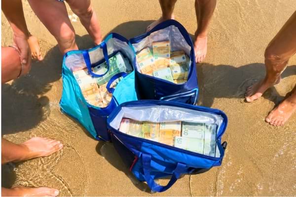 Des sacs Lidl remplis d'argent liquide