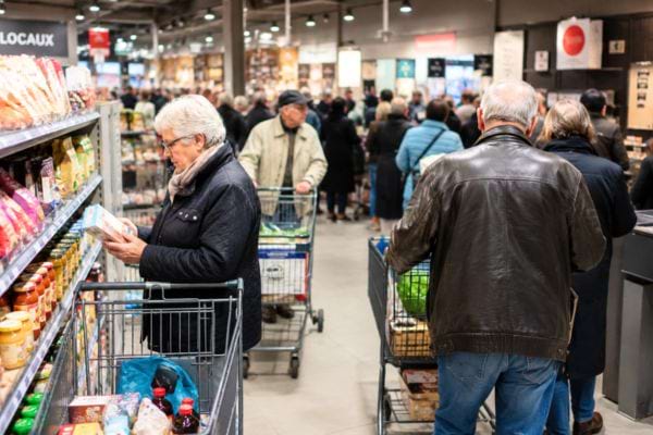 personne &acirc;g&eacute;e qui fait ses courses pendant l'heure de pointe le samedi
