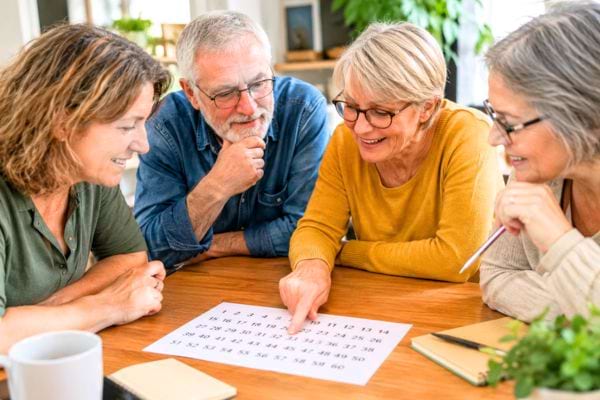 groupe d'amis qui font des jeux de raisonnement et s'amusent
