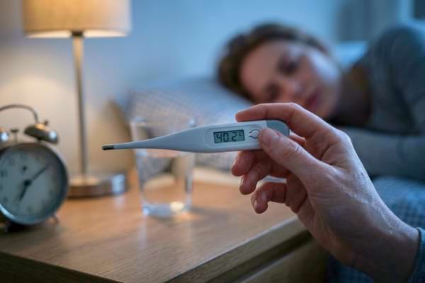 'un thermom&egrave;tre m&eacute;dical digital affichant une temp&eacute;rature tr&egrave;s &eacute;lev&eacute;e