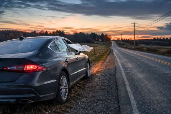 ne voiture gar&eacute;e, un mouchoir blanc coinc&eacute; dans la fen&ecirc;tre