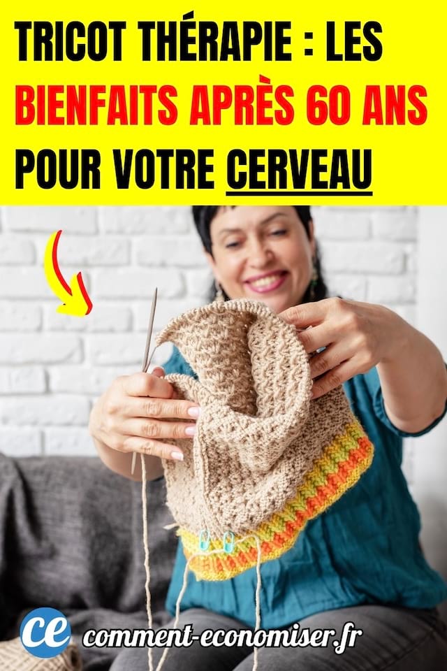 une femme souriante regarde ce qu'elle est en train de tricoter