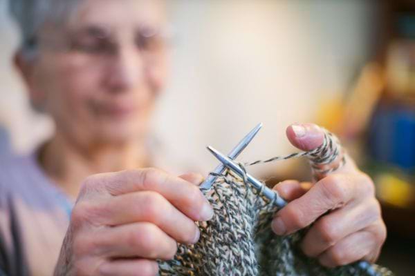 gros plan sur les plains d'une personne &acirc;g&eacute;e qui tricote