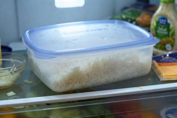 un tupperware de riz mal fermé