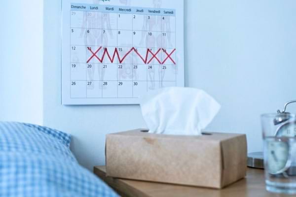 un calendrier mural avec plusieurs jours cons&eacute;cutifs barr&eacute;s d'une croix rouge