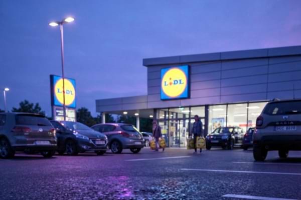 un parking LIDL où sont garés des voitures