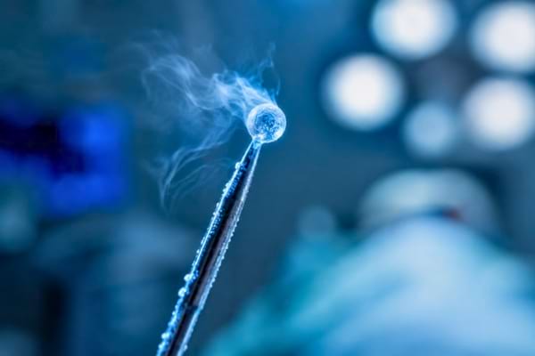 une fine aiguille médicale métallique dont l'extrémité est recouverte d'une petite boule de glace