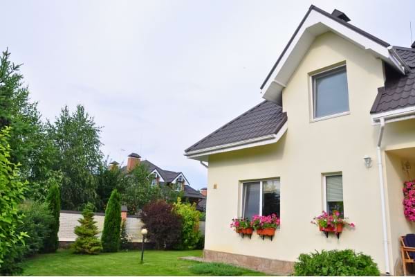 Une maison et un jardin