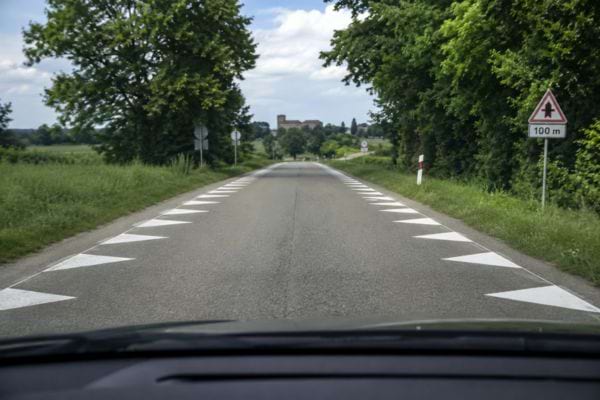 vue de conducteur sur des dents de dragon qui rétrécissent la route