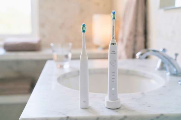 cote &agrave; cote de vrais brosses &agrave; dents &eacute;lectrique My Variation et Philips.