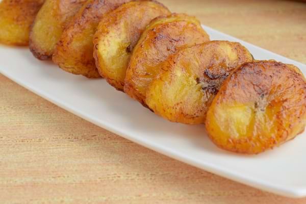 Bananes en rondelles rôties à la poêle avec des épices