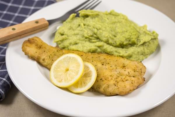 Purée de banane verte servie avec un filet de poisson et du citron.