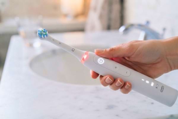 une brosse &agrave; dents &eacute;lectrique Oral-B iO 3