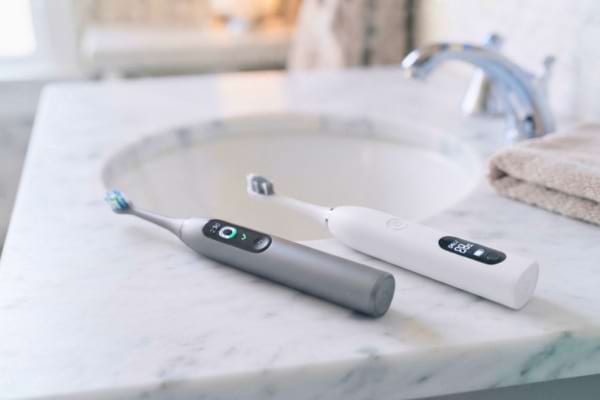 2 brosses &agrave; dents &eacute;lectriques  Oclean avec sa X Pro Elite et MOVA avec sa Fresh Pro