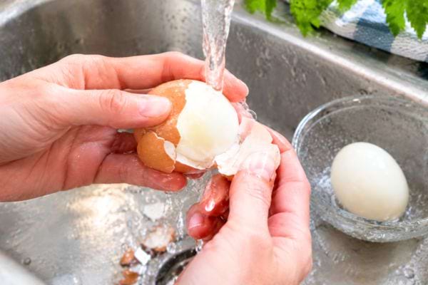écaler un oeuf dur sous l'eau froide facilement