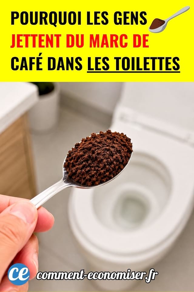Une personne tient une cuillère à soupe de marc de café au dessus des toilettes