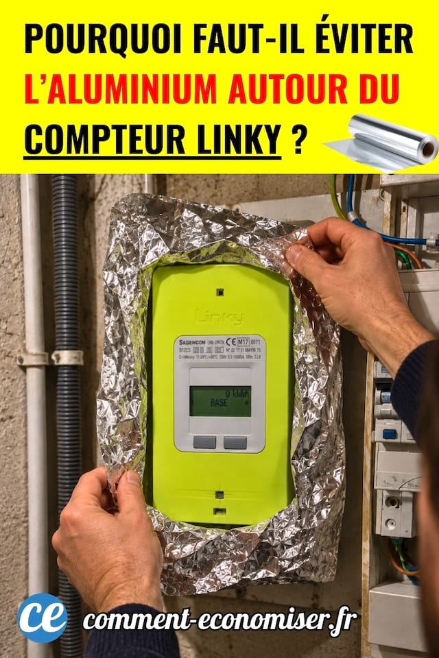 Un homme qui entoure son compteur Linky d'aluminium