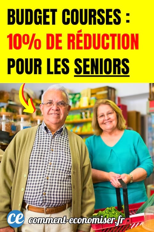 un couple de personnes âgées souriantes fait ses courses dans une épicerie