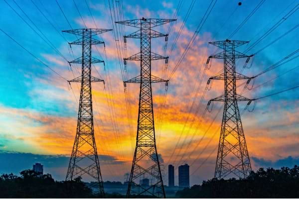 Des fils électriques sur des pilones