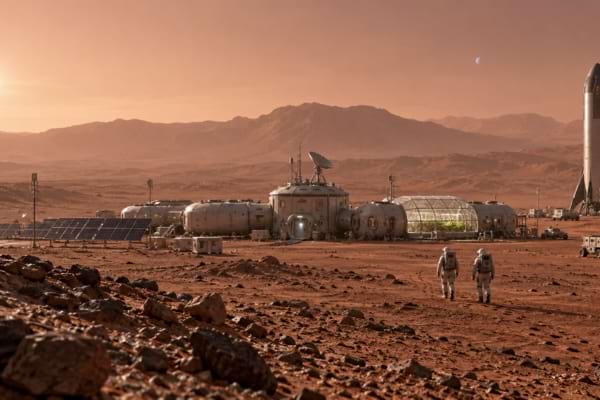 Base humaine autonome sur Mars avec habitats, panneaux solaires et fusée.