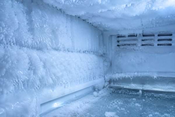 parois intérieures d'un congélateur domestique, recouvertes d'une épaisse couche de glace
