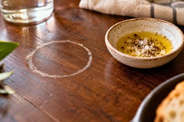 une trace d'eau circulaire sur une table en bois sombre,