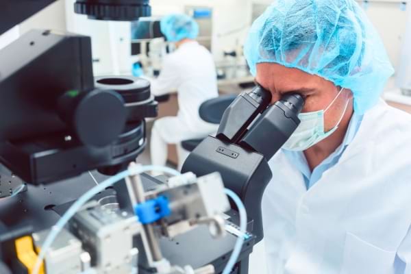 Un médecin devant un microscope
