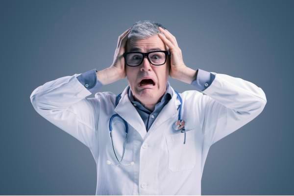 Un médecin effrayé se bouche les oreilles