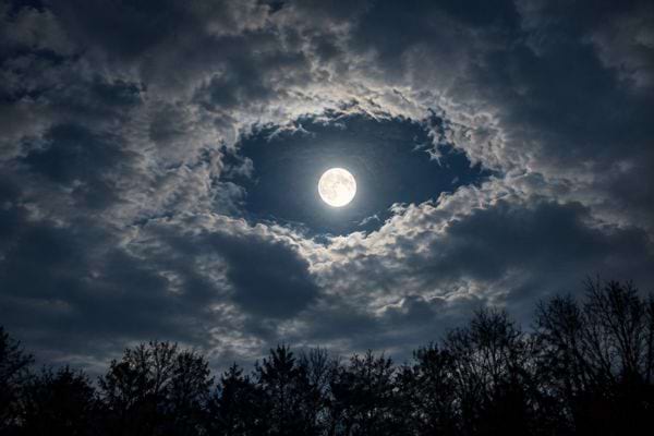 lune dans les nuages qui ressemble à un oeil