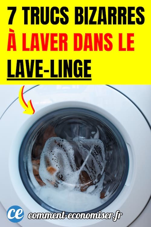 le hublot d'un un lave-linge qui tourne avec du linge dedans et de la mousse