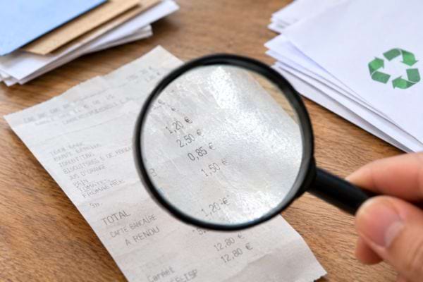 loupe pour vérifier la composition du papier des tickets de caisse