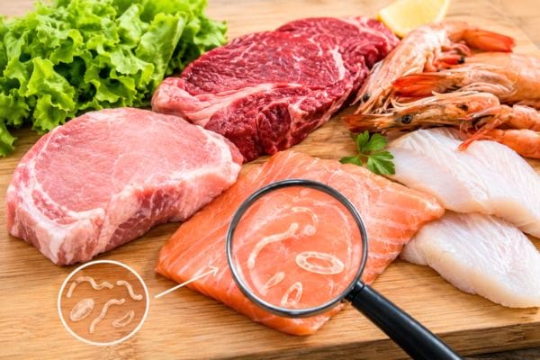 5 catégories d'aliments qui peuvent contenir des parasites : viandes, poisson, légumes